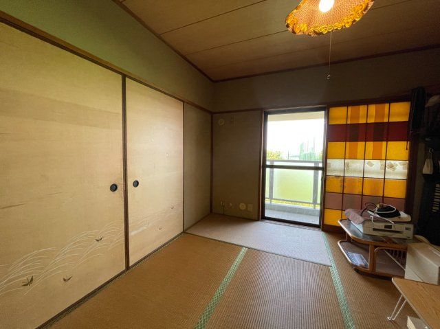赤羽グリーンタウン12団地の和室|【和室/約6.0帖】
LDに隣接した和室はバルコニーからあたたかな陽光が差し込みます。LDKの続き間としたり個室としたりなど、シーンに合わせて使い分けがしやすい設計です。