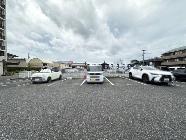 フルールアミーⅢの駐車場