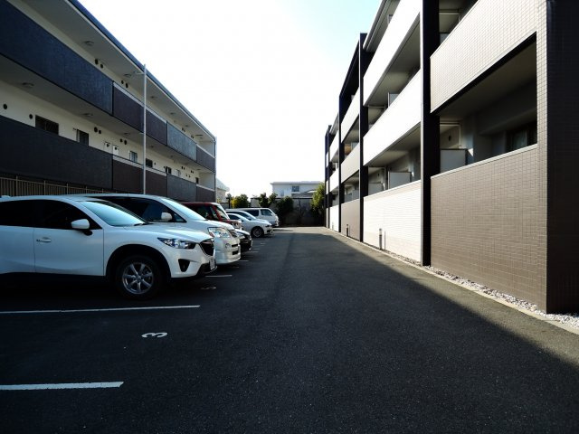 高槻市緑が丘３丁目の賃貸マンションの駐車場