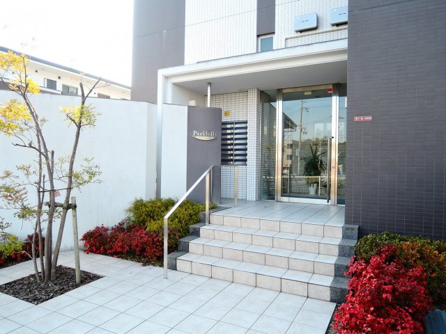 高槻市緑が丘３丁目の賃貸マンションのエントランス