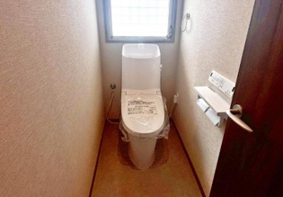 温水洗浄便座付トイレは温水洗浄機能により、暖かい水でおしりを洗浄することができ、冷たい水を使う従来の便座に比べ、温水洗浄機能で暖かいトイレを提供し、快適な使用を可能にします。