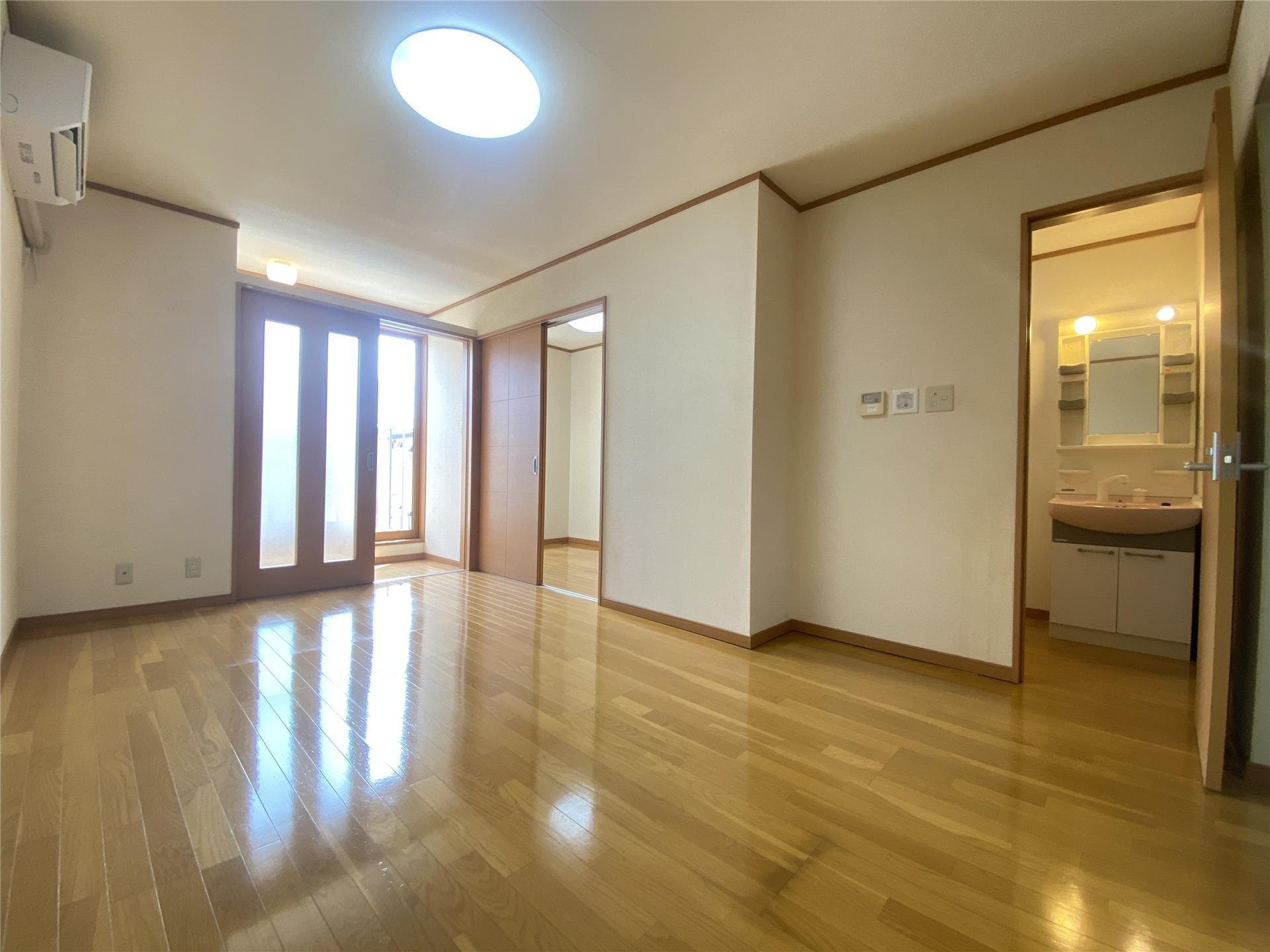 ＡＫハイムの居間・リビング|洋室8帖※間取反転　実際の色や建具は異なります。
