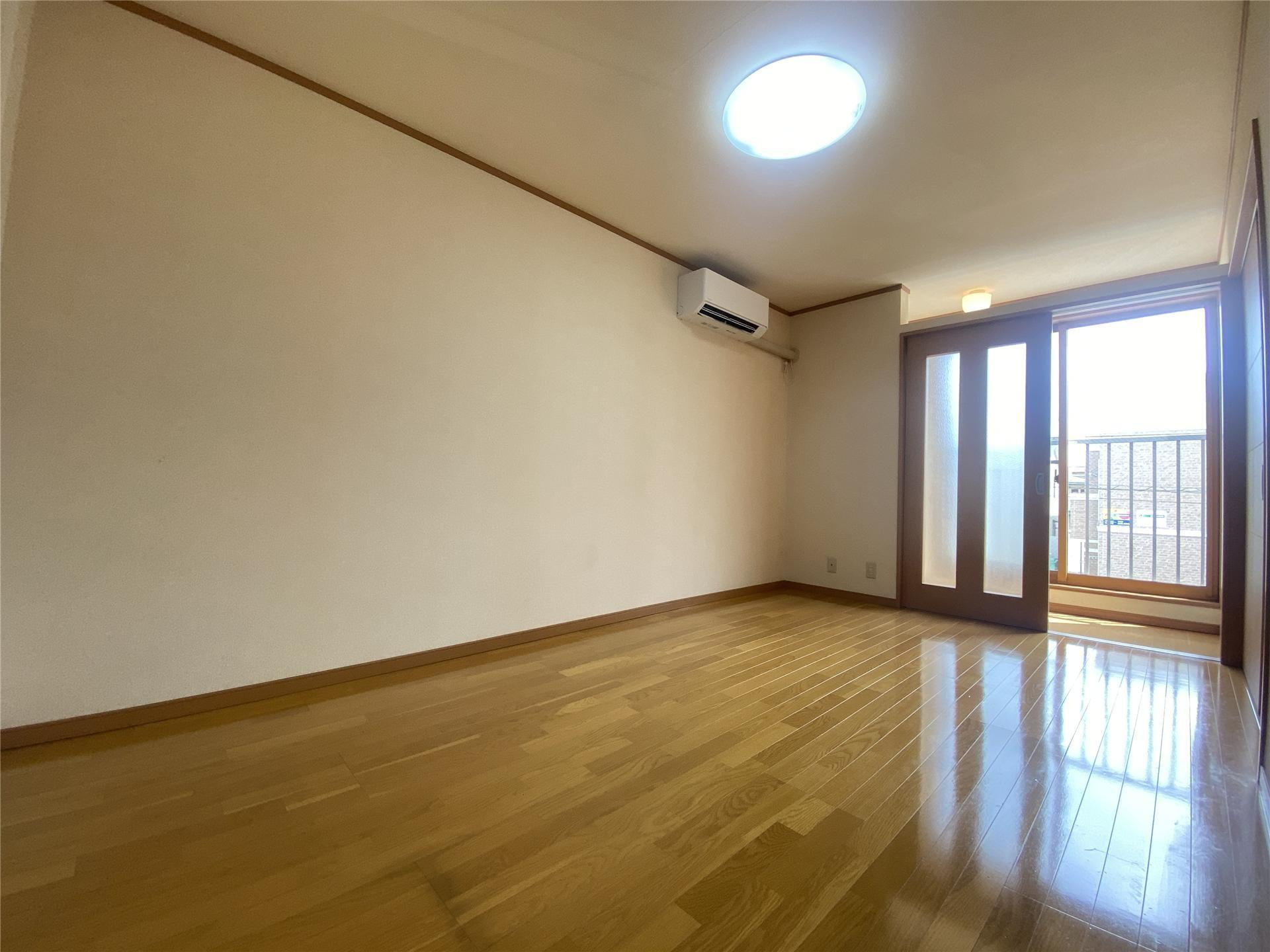 ＡＫハイムの居間・リビング|洋室8帖※間取反転　実際の色や建具は異なります。