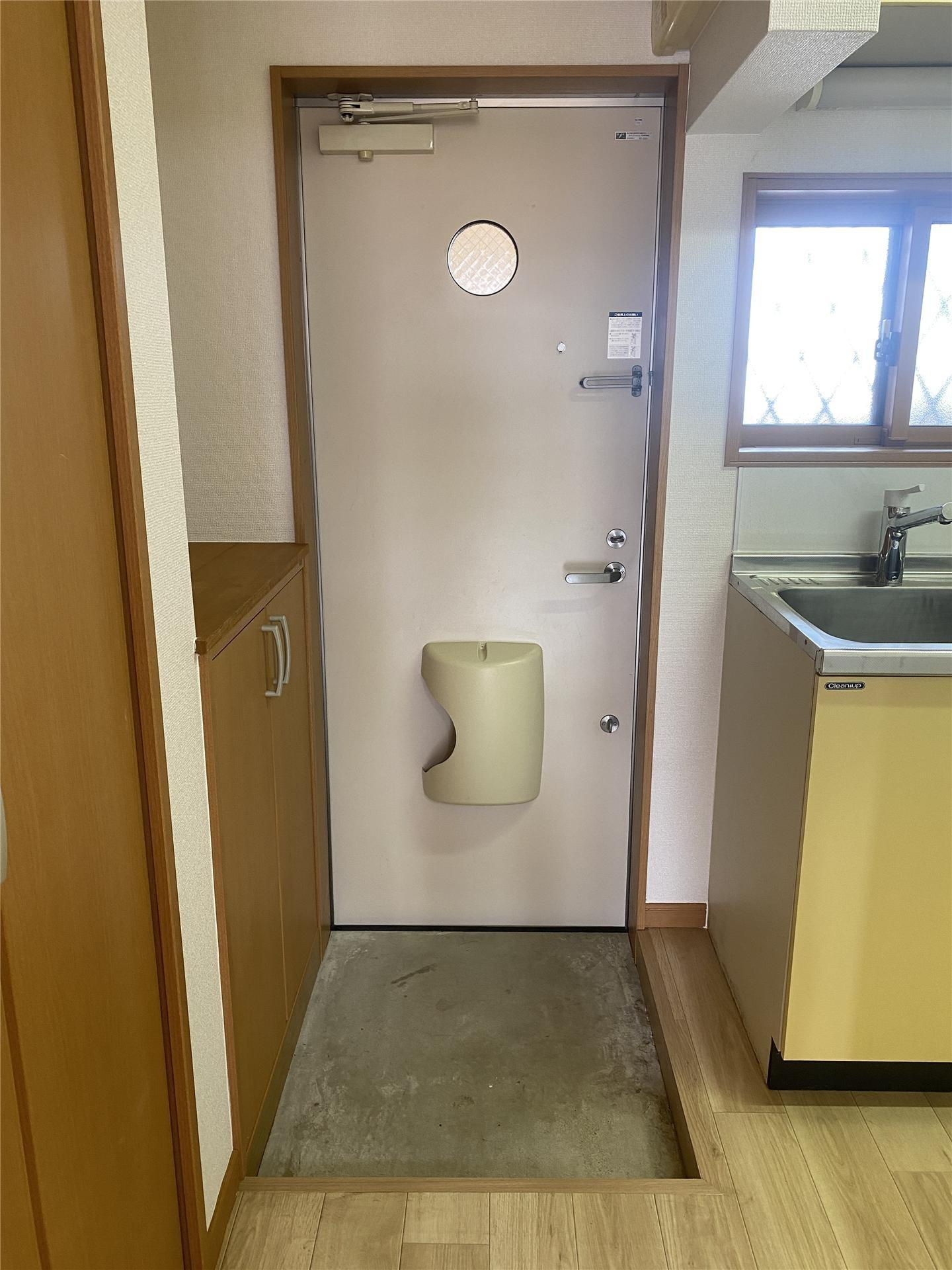 ＡＫハイムの玄関|玄関※間取反転　実際の色や建具は異なります。
