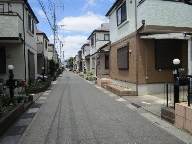 桶川市加納　中古戸建の前面道路含む現地写真