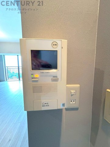 訪問者が来たときにテレビ画面で確認できるため、安心してドアを開けられます。録画機能があるものもあり、留守中に来訪者を記録しておくことができます。利便性が高く、セキュリティ面でも安心です。