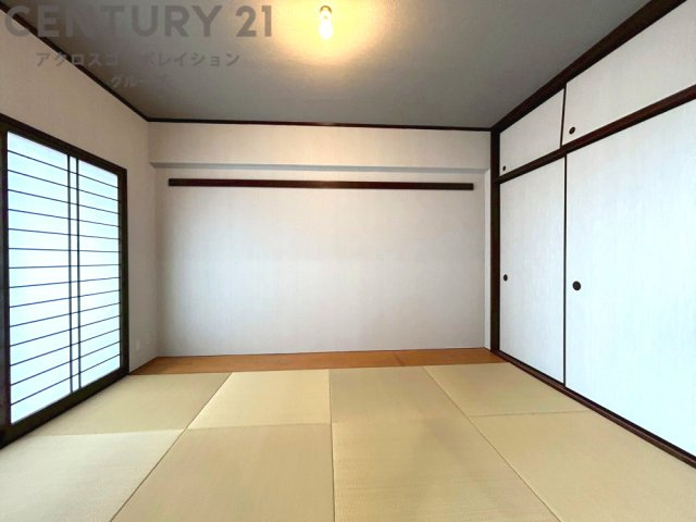 リビング横の和室スペースはリビングと続きで利用してもデザイン性のとれる洋風和室になります。やっぱり一室は欲しい和室は客間や小さなお子様の寝かせ付けなどにも便利です。