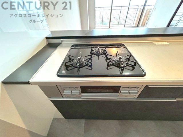 多数の調理器具を同時に使用でき、料理の効率化が可能。省エネで節約になり、様々な料理スタイルに適応できます。また、火力調整が独立しており、手入れや掃除もしやすく、今よりもっとお料理が楽しくなるかも。