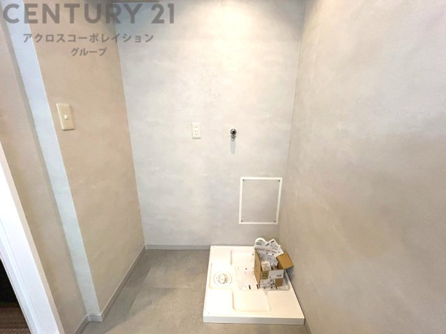 洗濯物の仕分け作業がしやすく、整理整頓が容易になります。洗濯音や湿気を他の部屋に持ち込まず、生活環境を快適に保ちます。上部を活用すれば収納スペースを確保でき洗剤や洗濯用品の整理もしやすくなります。