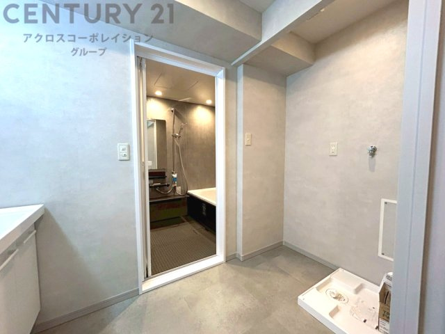 衣服の収納や脱ぎ着や整理整頓がしやすく、湿った衣類を乾燥させるスペースがありカビや臭いの発生を防ぎます。床の汚れを他の部屋に持ち込まず清潔を保つことができます。また快適な入浴環境の整備にも役立ちます。