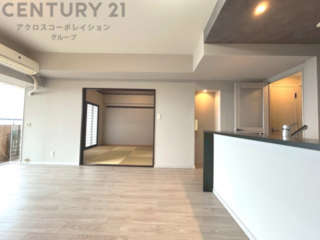 キッチン前のダイニングスペース　カウンターキッチンから料理の受け渡し等に便利です。ダイニングセットを置いても十分な広さを確保。