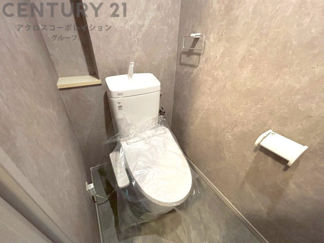 温水洗浄便座付トイレは温水洗浄機能により、暖かい水でおしりを洗浄することができ、冷たい水を使う従来の便座に比べ、温水洗浄機能で暖かいトイレを提供し、快適な使用を可能にします。