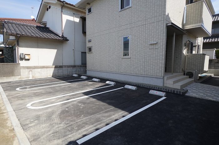 アーデル多治米の駐車場