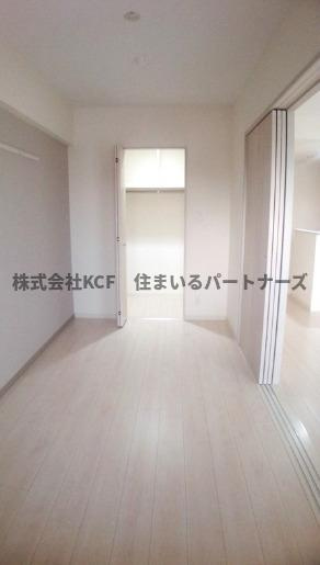 カサグランデ本町の寝室|開放的な寝室です