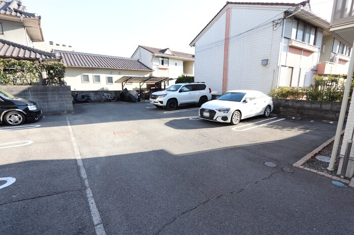 クレールコートの駐車場