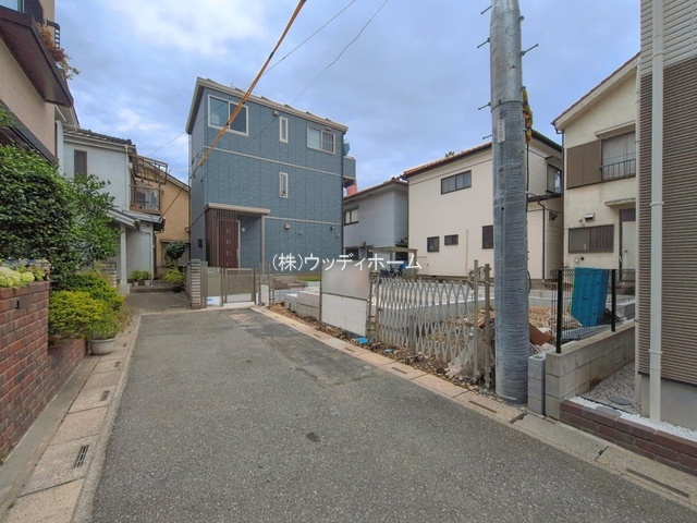 越谷市登戸町　新築一戸建ての前面道路含む現地写真