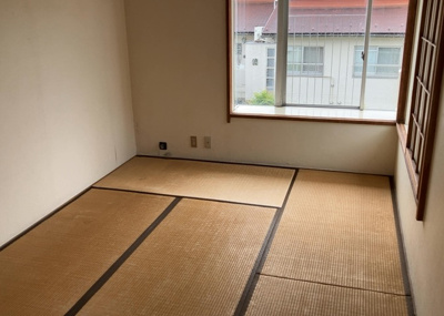 【洋室】 | グリーンヒル寺田　９４号棟 | 洋室のメリットは重い家具が置きやすく、身の回りが整理しやすいことです。 床がフローリングのため畳とは異なり凹みにくいです。 クローゼットなど収納が豊富で、普段使わない旅行カバンや服の整頓も簡単にです。