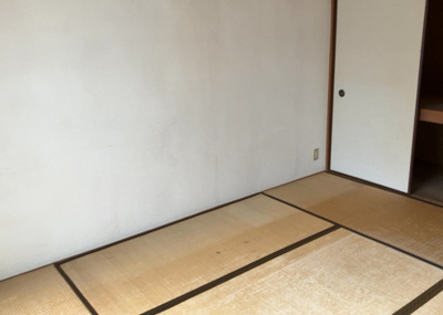 【寝室】 | グリーンヒル寺田　９４号棟 | 寝室でゆっくりと過ごすためにはベッド周りの適度な空間を担保することや窓の位置、照明の明るさ、寝室の広さなどを考える必要があります。自身や家族の構成とライフスタイルに併せて寝室にする部屋を選びましょう！