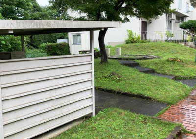 【エントランス】 | グリーンヒル寺田　９４号棟 | マンションのエントランスには、もともと風よけや防犯の役割がありますが、マンションによって宅配ボックスなどの設備が備わっている所もあります。日々の生活をイメージしながら生活しやすさをチェックしましょう。