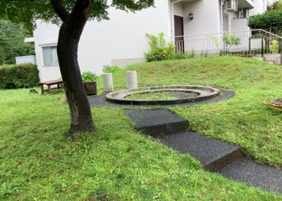 【庭】 | グリーンヒル寺田　９４号棟 | 物件によっては、入居者が個人的に使用できる専用庭がついているものもあります。また、住宅の中にある土間の部分を庭と呼ぶこともあります。庭の用途は住む人によって変わり、それによってデザインもさまざまです。