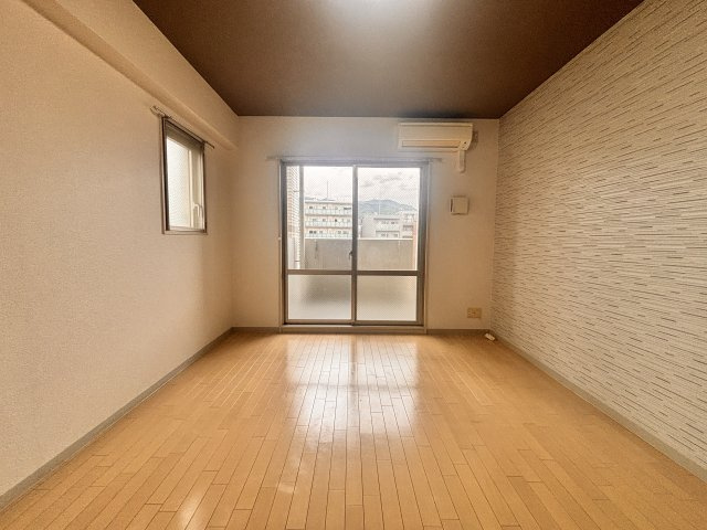 ライジングコート深江本町フラワーパークの居間・リビング