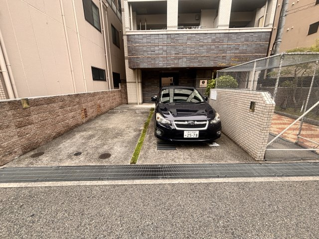 ライジングコート深江本町フラワーパークの駐車場