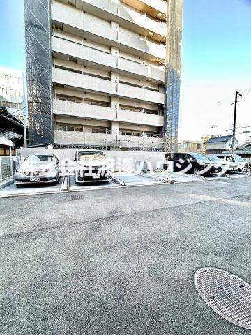 アドバンス江坂の駐車場
