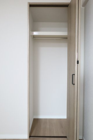 グレーシィ須磨アルテピアⅢ番街1期棟の収納|約５.５帖の洋室にあるクローゼット