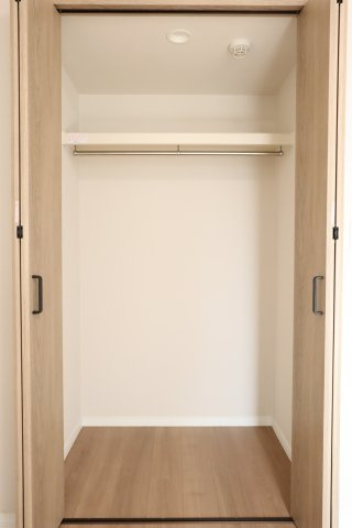 グレーシィ須磨アルテピアⅢ番街1期棟の収納|約6.2帖の洋室にあるクローゼット