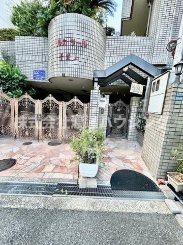アルカサール千里山のエントランス