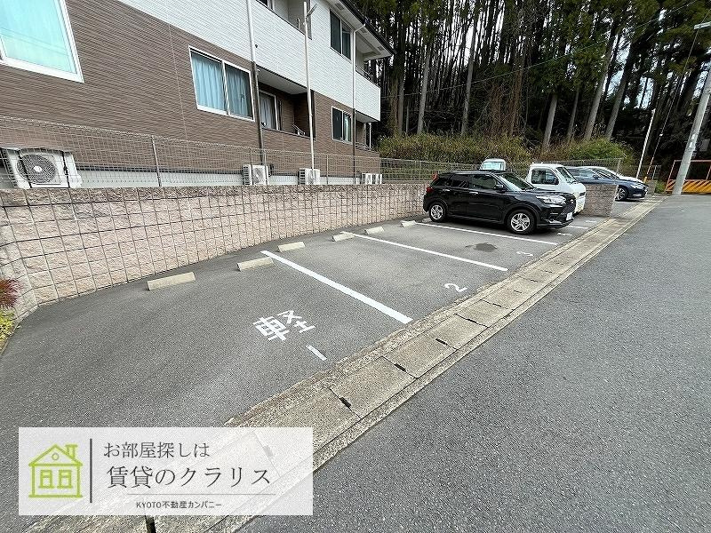 アグレアブル鳴滝の駐車場