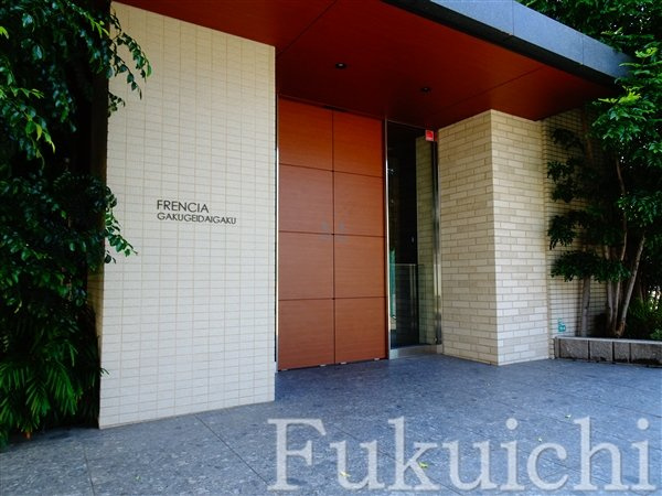フレンシア学芸大学のエントランス