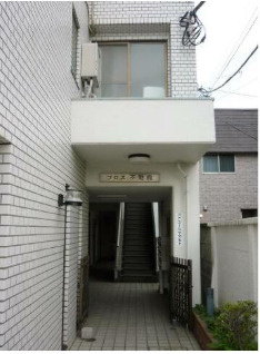 プロス不動前のエントランス