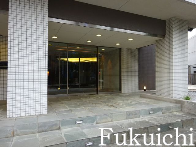 レジディア祐天寺のエントランス