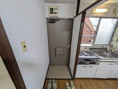ハナブサマンションの玄関