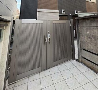 アクシス学芸大学のエントランス
