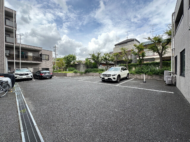 コスモリード学芸大学の駐車場