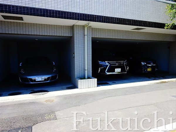ヴェルト柿の木坂の駐車場