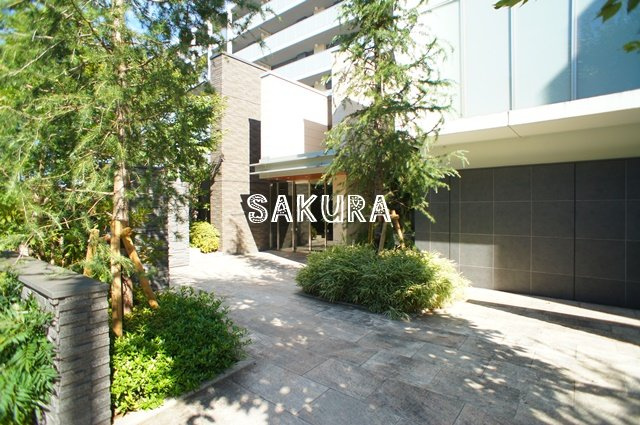 【エントランス】 | プラウドシティ新川崎 | 重厚感のある建物デザイン♪