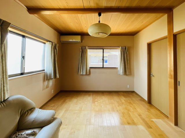 【洋室】 | たつの市揖保川町正條/中古戸建 | 落ち着いた色調の洋室です
