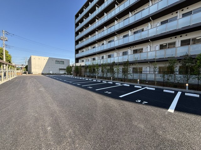 ケイディーエックスレジデンス原木中山の駐車場