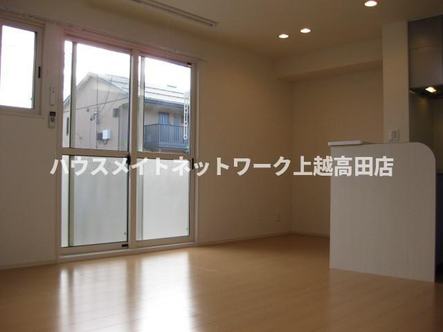 メゾン　リモーネの居間・リビング|ＬＤＫ12.25帖（参考101号室反転室内写真）