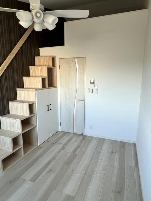 川崎市多摩区生田６丁目のアパートの居間・リビング