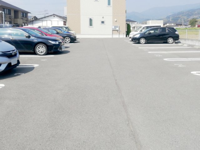 ルメート若葉Ⅱの駐車場|駐車スペースもあります☆