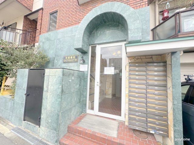 大宝谷六ロイヤルハイツ　仲介手数料無料のエントランス