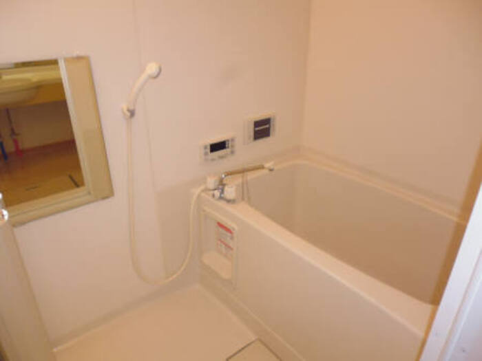 ジュネス・鳥栖の浴室|追い焚き機能付きのお風呂です♪