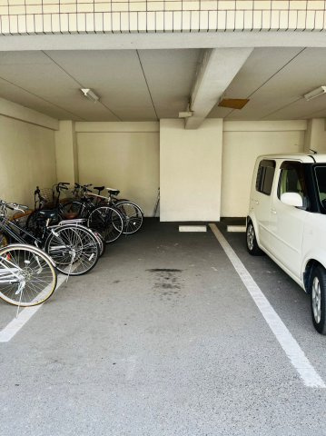 メゾン名城の駐車場