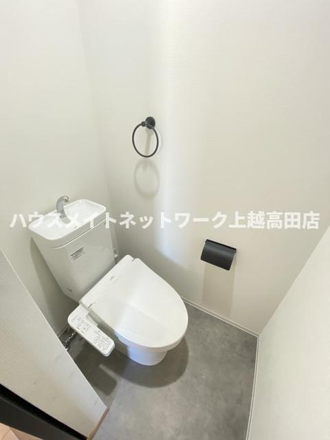コンフォート東本町のトイレ|温水洗浄暖房便座（参考A号室反転室内写真）