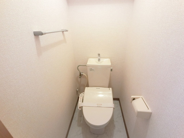 ファミール2000　Ａのトイレ|温水洗浄便座付きトイレです。