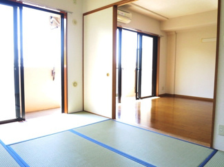 リビングと和室の扉は大きく開きます。